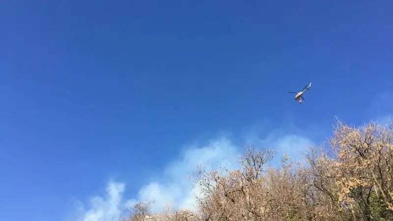 Serle, fiamme sopra la frazione Castello