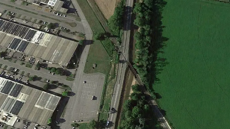 Il passaggio a livello sulla 45 bis (Photo: Google Earth)