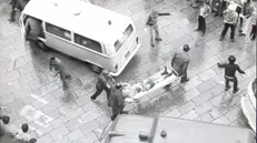 Una storica immagine dei soccorsi dopo la strage di piazza Loggia
