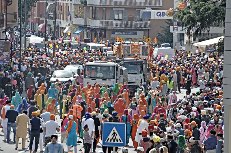 Il corteo dei sikh in città /1