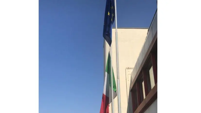 La bandiera a mezz'asta nel Comando dei Vigili del Fuoco di Brescia - Foto tratta da Facebook