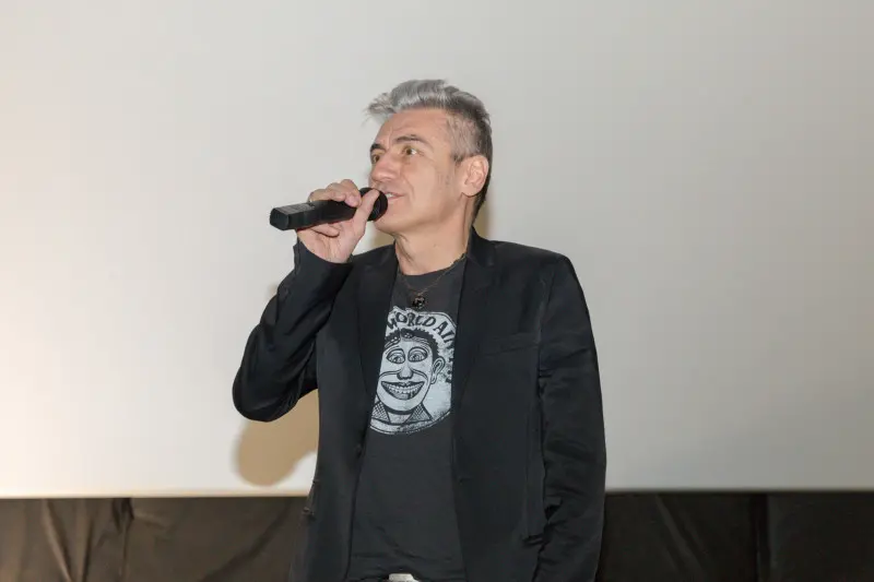 Ligabue saluta i fan al cinema di via Sorbanella in città