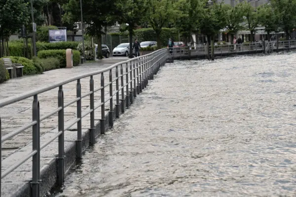 La pioggia gonfia il lago d'Iseo