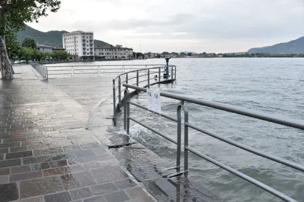 La pioggia gonfia il lago d'Iseo