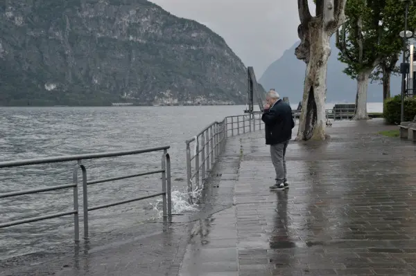 La pioggia gonfia il lago d'Iseo