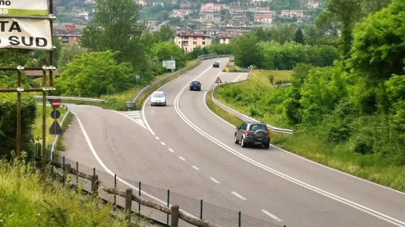Sulla Superstrada. Lo svincolo dove dovrebbe sorgere il rondò