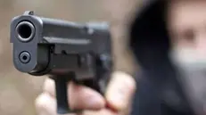 Rapinatore in azione armato di pistola (archivio) - © www.giornaledibrescia.it