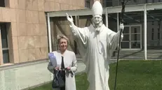 La produttrice Alessandra Infascelli accanto alla statua di Montini nella sede dell’Istituto Paolo VI a Concesio