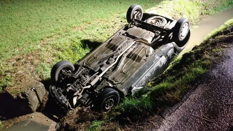 L'auto ribaltata nel fosso a Pudiano subito dopo lo schianto - © www.giornaledibrescia.it