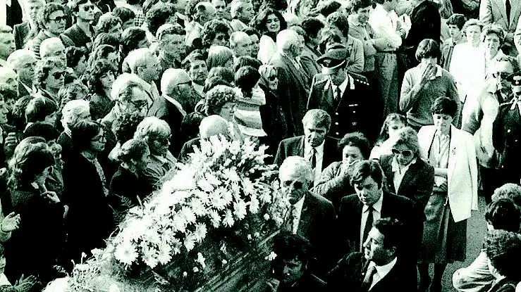 I funerali della piccola Marzia Savio nel 1982: dietro il feretro, papà Dino - © www.giornaledibrescia.it