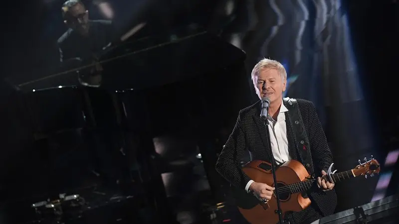 Ron sul palco a Sanremo - Foto Ansa/Claudio Onorati