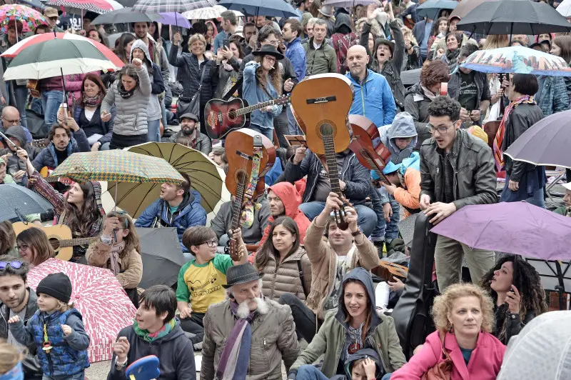 Mille chitarre: in piazza con la pioggia