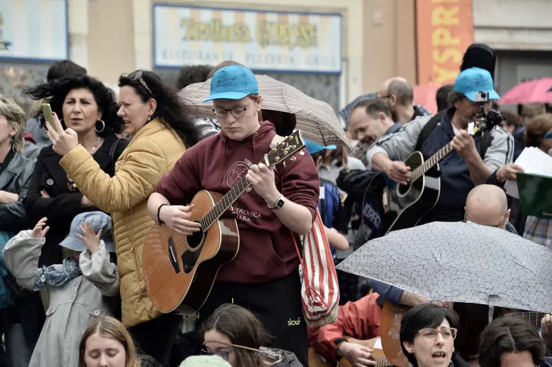 Mille chitarre: in piazza con la pioggia