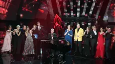 Un coro di attori sul palco del Festival