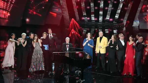 Un coro di attori sul palco del Festival