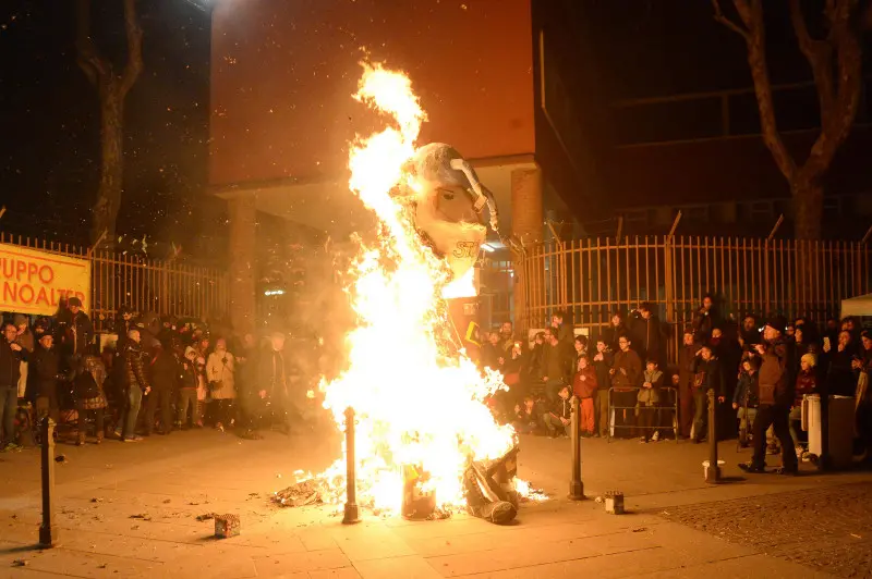 Bruciare la vecchia: una tradizione molto sentita Foto archivio © www.giornaledibrescia.it