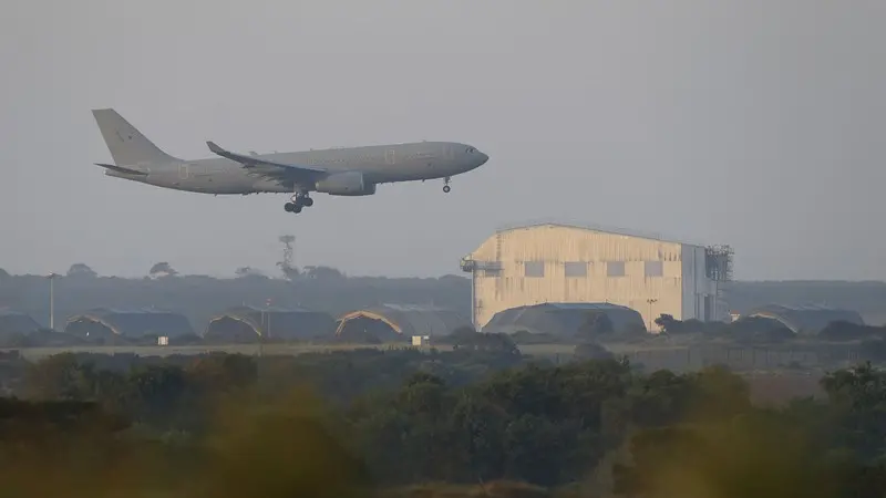 Un aereo dell'esercito britannico decolla dalla base di Akrotiri, Cipro - Foto Ansa/Ap Petros Karadjias