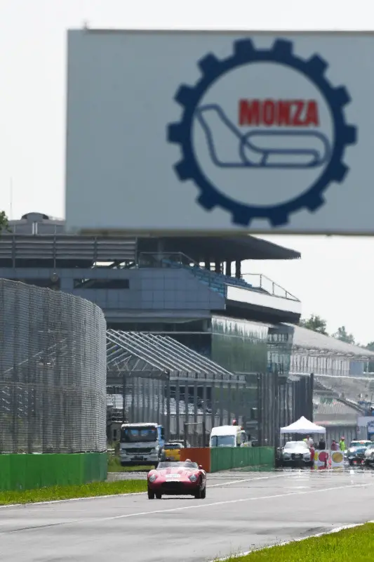 Mille Miglia, la Freccia Rossa all'autodromo di Monza