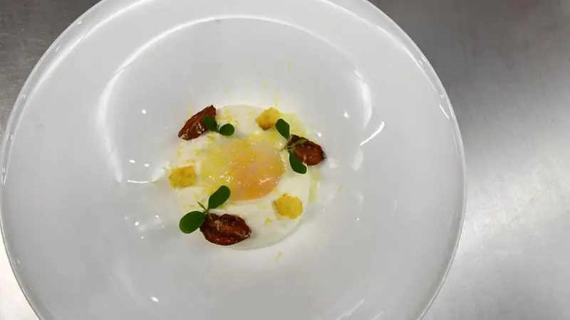 Uovo cotto a 61°c con spuma di parmigiano, limone e pomodoro confit