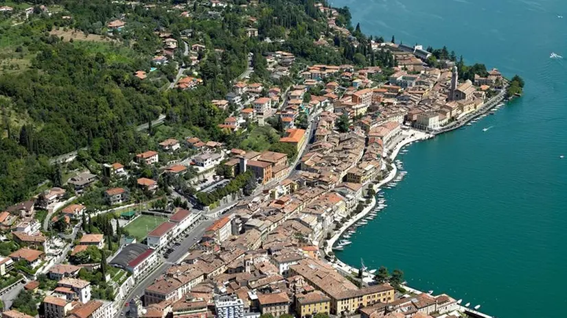 Una veduta aerea del golfo di Salò - © www.giornaledibrescia.it