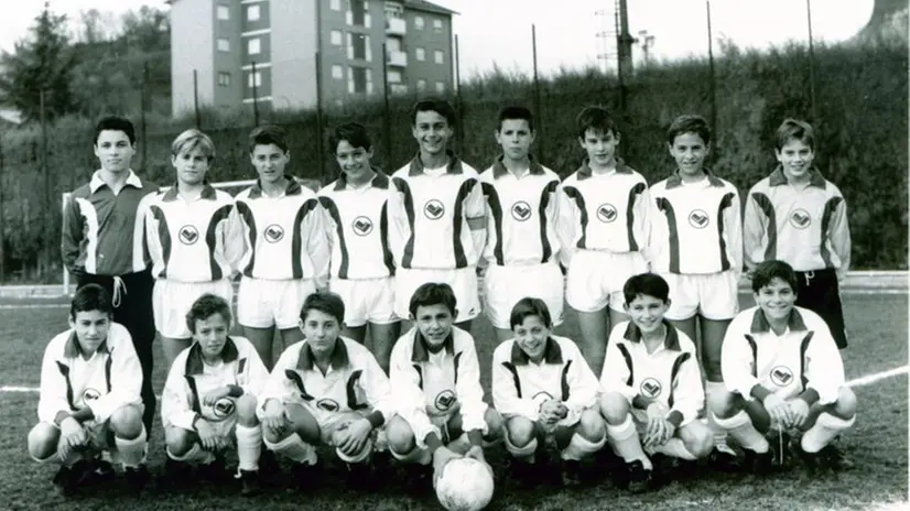 Foto epoca Voluntas. Esordienti, squadra formazione foto di gruppo: Aimo Diana e Andrea Pirlo terzo e quarto da sinistra in basso