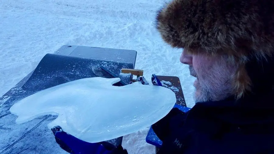 L'opera prende forma nel ghiaccio