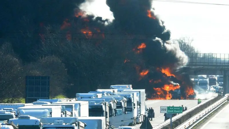 In coda. Fuoco e auto in fila martedì scorso sull’A21 // FOTO NEG ORTOGNI