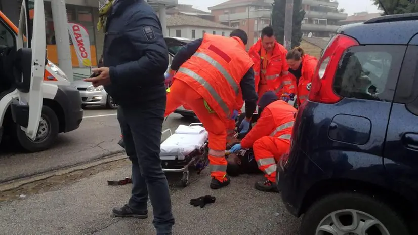 Un ferito dopo la sparatoria a Macerata © ANSA/GUIDO PICCHIO