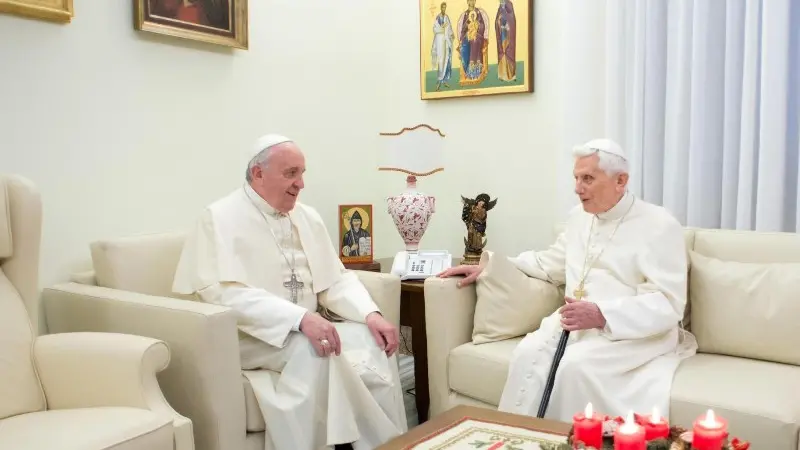 Papa Francesco con il Papa emerito Benedetto XVI - Foto Osservatore Romano / Ansa © www.giornaledibrescia.it