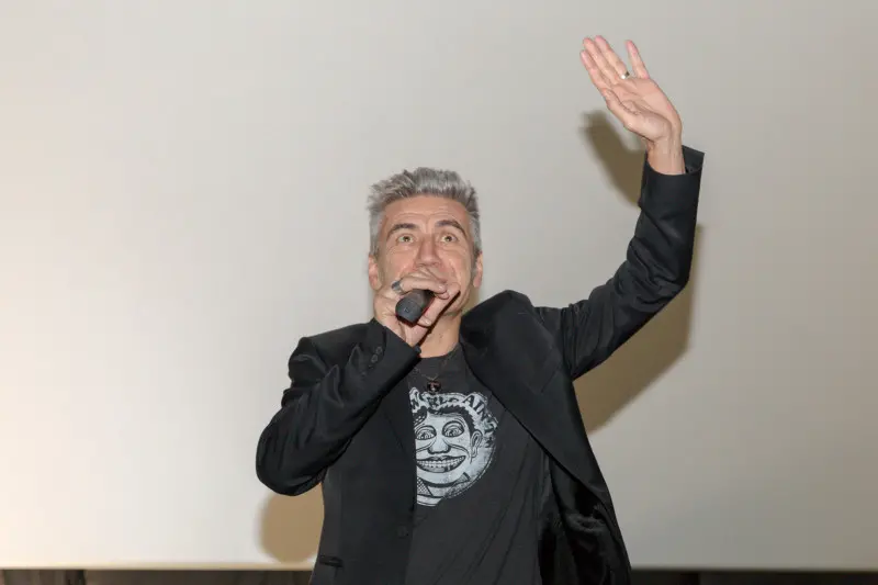 Ligabue saluta i fan al cinema di via Sorbanella in città