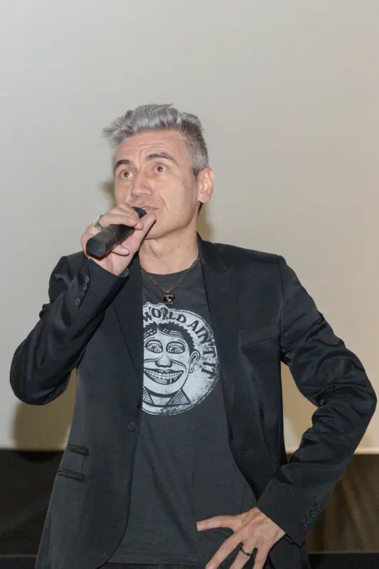 Ligabue saluta i fan al cinema di via Sorbanella in città