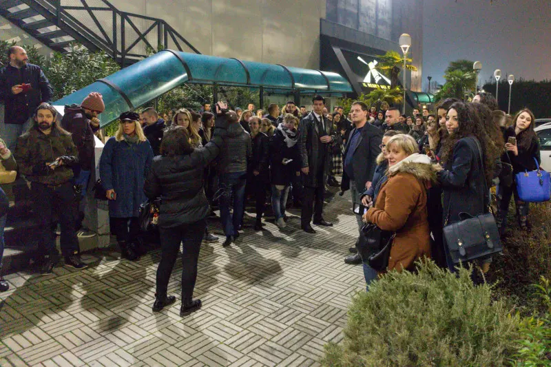 Ligabue saluta i fan al cinema di via Sorbanella in città