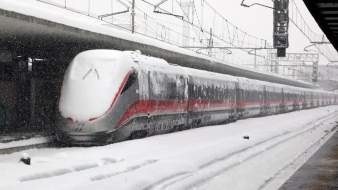 Un treno paralizzato sui binari