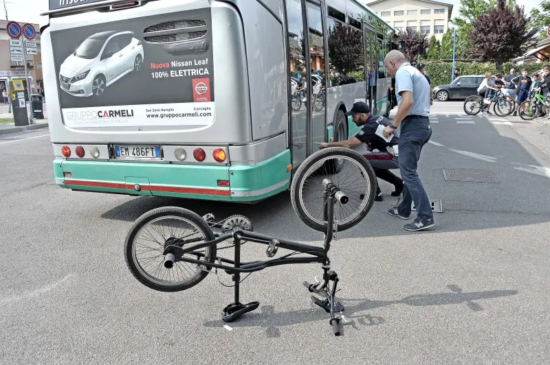 Badia, 12enne grave dopo lo scontro tra bici e bus