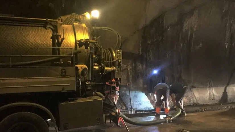 Al lavoro. Tecnici impegnati a svuotare le vasche di raccolta acqua