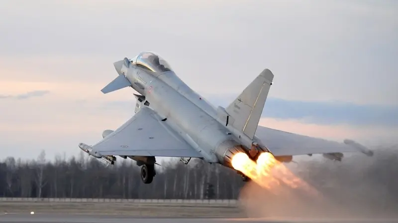 Un Eurofighter al momento del decollo