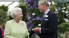 La regina Elisabetta con il figlio, il principe Carlo // REUTERS/Sang Tan/Pool