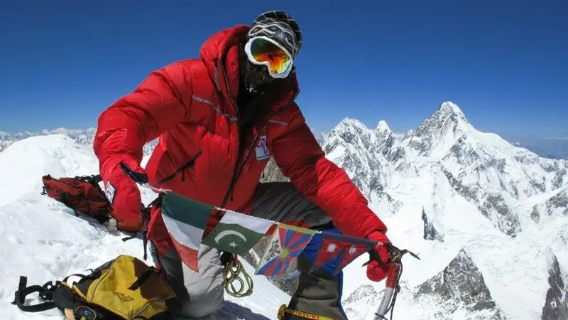 Simone La Terra sulla cima del Gasherbrum II (foto tratta da www.simonelaterra.it)