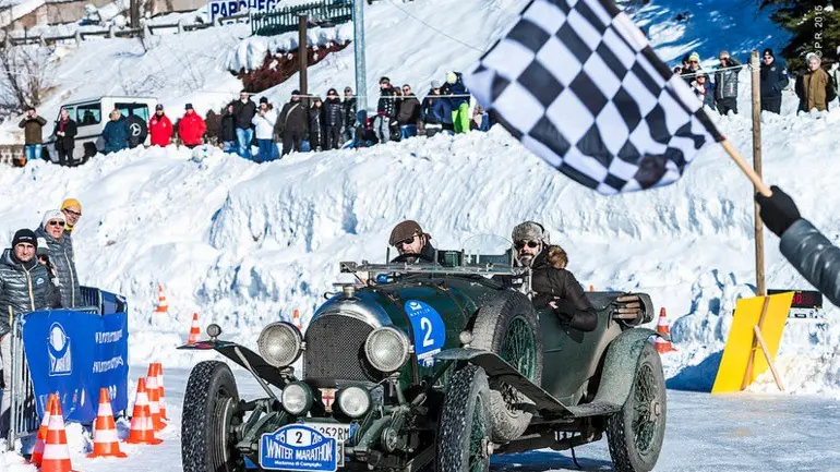 Una vettura degli anni Trenta impegnata nelle prove sul laghetto ghiacciato di Madonna di Campiglio - © www.giornaledibrescia.it