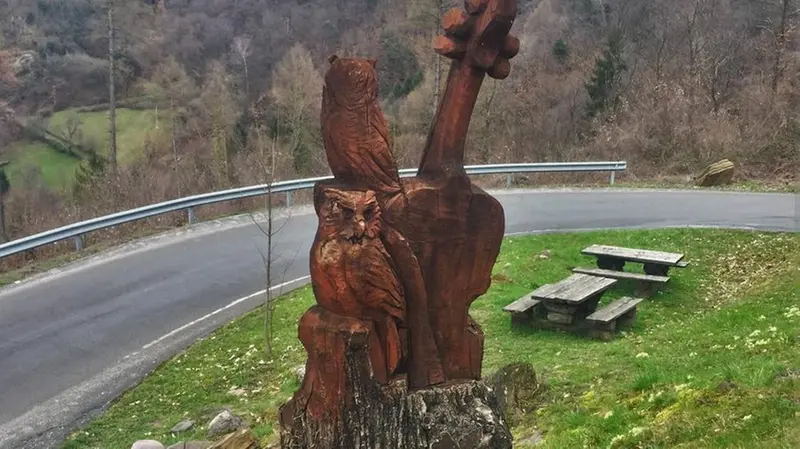 Portafortuna. L’unica scultura in legno ospitata nel Bosco