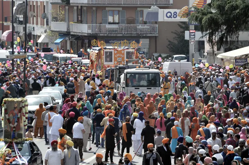 Il corteo dei sikh in città /1