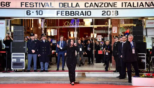 Laura Pausini a Sanremo si esibisce anche fuori dall'Ariston