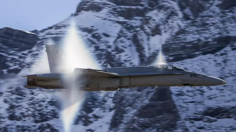 Un caccia F/A-18 Hornet dell’Aeronautica Militare Svizzera - Foto Ansa/Epa Christian Merz