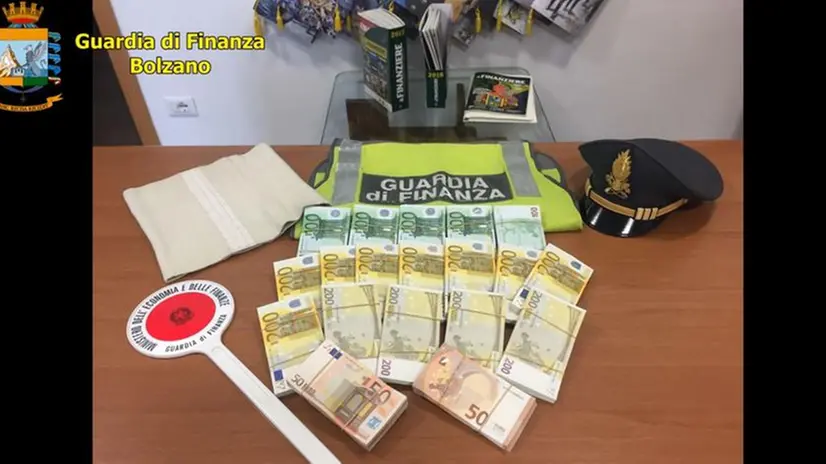 Le mazzette trovate dalla Guardia di Finanza