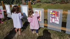 All’aperto e in piena libertà anche l’attività di pittura - © www.giornaledibrescia.it