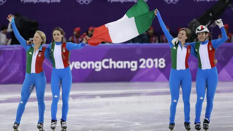 La gioia delle azzurre dopo la gara - Foto Ansa/Ap Aaron Favila