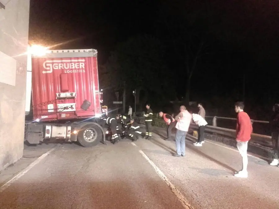 Camion blocca la provinciale a Caino