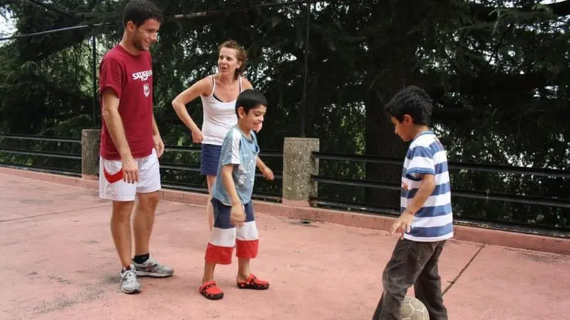 Stefano Fogliata con i ragazzini del campo profughi Bourj El-Barajneh