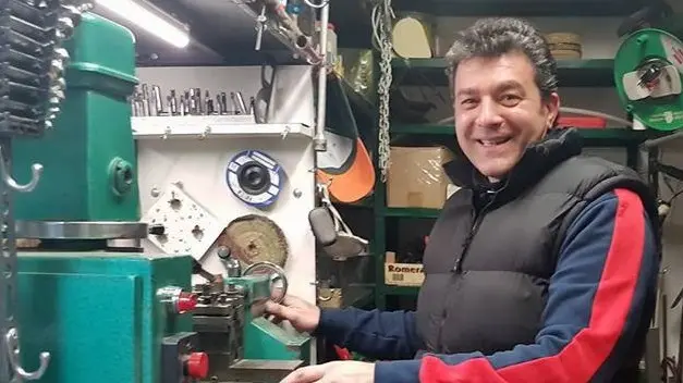 Al lavoro. Marco Bertoli nella sua officina di San Sebastiano