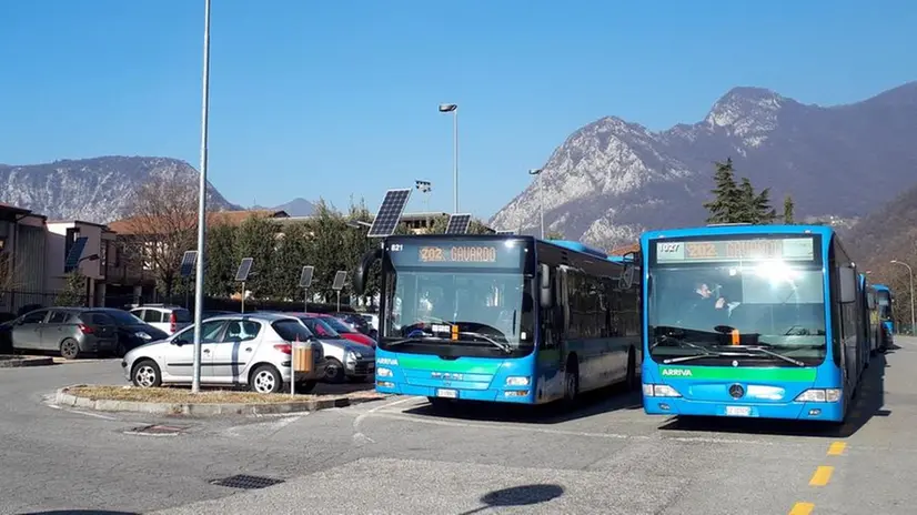 In attesa. Gli autobus utilizzati degli studenti dell’Itis di Vobarno